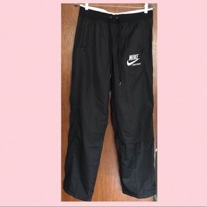 🔥SOLD🔥Women’s Nike Lightweight Black Sweatpants.